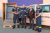 Der Geschäftsführer der WEMAG Netz GmbH, Andreas Haak (2. v. re.) sieht sich mit den THW-Kollegen den mobilen Verteilerschrank an. Foto: WEMAG Netz GmbH/Andreas Casper