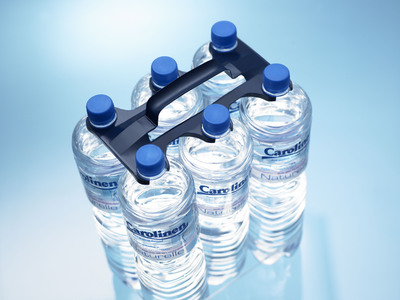 Er verbindet optimale Produktpräsentation mit hoher Ergonomie und ersetzt die Schrumpffolien, mit denen Wasserflaschen & Co. bislang verpackt waren.