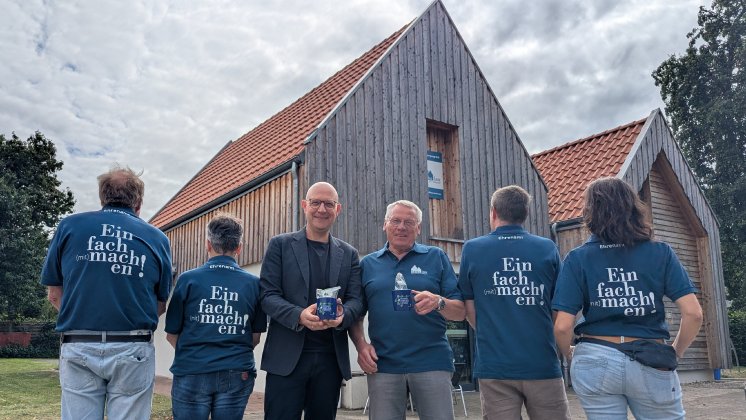 Jens Palandt und Jürgen Ermerling und das DorfHaus-Team.jpg