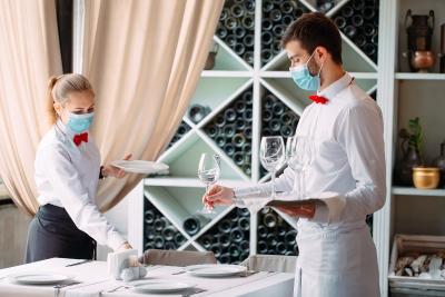 Mitarbeiter mit Mund-Nasen-Schutz im Restaurant (Foto: David Tadevosian photography/Adobe)