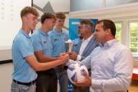 LFV-Geschäftsführer Sebastian Turowski und WEMAG-Vorstand Thomas Murche (v. r.) gratulieren den Staffelsiegern der WEMAG-Liga bei den A-Junioren, SG Aufbau Boizenburg. 