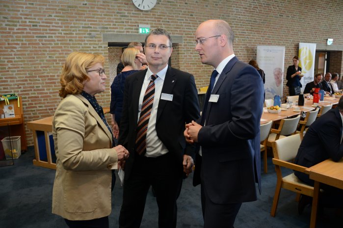Flensburgs Stadtpräsidentin Swetlana Krätzschmar im Gespräch mit Vizepräsident Prof. Dr. Th.JPG
