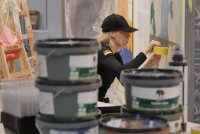 Konzentriert: Freya Spitzer finalisiert ihre freie Design-Gestaltung