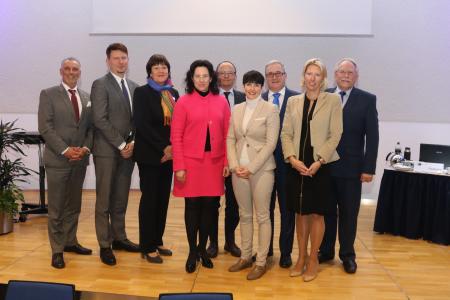 Das Präsidium der neuen IHK-Vollversammlung (vl): Oliver Hambrecht, Thomas Gauß, Katrin Löbbecke, Kirsten Hirschmann, Hans-Jörg Vollert, Antonia Hagen-Kettemann, Ralf Hirschfeld, Dr. Stefanie Leenen, Prof. Dr. Dr. h. c. Harald Unkelbach
