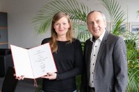 Die neue Professorin Dr. Gina Wagener der Fakultät Gesellschaftswissenschaften mit dem Rektor der HSB, Prof. Dr. Konrad Wolf. © HSB - Louisa Windbrake