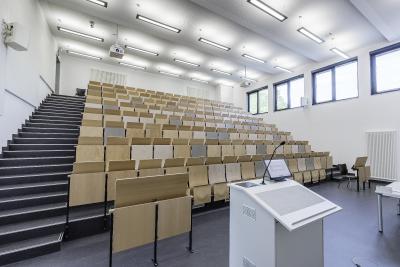 großzügige Hörsäle mit modernster Medientechnik