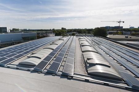 Das neue Flachdach-Montagesystem LORENZaero 10 des Herstellers Energiebau Solarstromsysteme GmbH auf einem gewerblichen Flachdach in Köln. Gut zu sehen ist die effektive Ausnutzung der mit zwei Oberlichtreihen belegten Dachfläche, was durch die innovative Modulneigung von 10° ermöglicht wird
