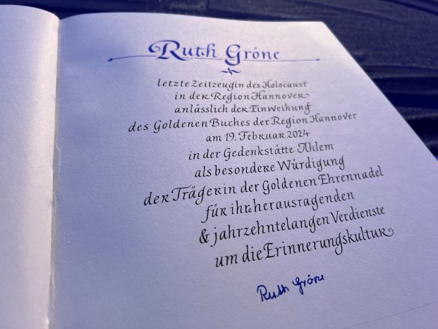 Eintrag ins Goldene Buch_Ruth Gröne_Foto Frauke Bittner_RH.jpg