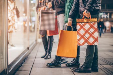 Zumindest was die Spitzeneinkaufstage vor Weihnachten 2020 betrifft, halten die deutschen Verbraucher an Gewohntem fest und bevorzugen die Adventssamstage für den Geschenkekauf