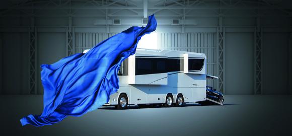 Nach 30 perfekten Jahren: die vierte Perfect Generation mit neuer Reisemobil-Front. VARIO Perfect auf MB Actros, unter anderem mit Echtglas Fensterband 'highLINE' designART und kamerabasierten Rückspiegelkameras