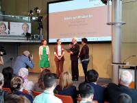 Die Online-Dozentin Juliane von Hinüber-Jin wurde in Berlin als „Vorbild der Weiterbildung 2016“ ausgezeichnet (v.l.: Dr. Annette Tabbara, Leiterin des Arbeitsstabs der Integrationsministerin Aydan Özoguz, Juliane von Hinüber-Jin, Siegfried Schmauder, Sprecher der Veranstalter des Deutschen Weiterbildungstags, Dunja Hayali, Moderatorin)