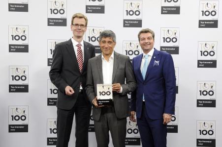 Dr. Jan Stefan Michels (li.) und Michael Matthesius (re.) von Weidmüller freuen sich im Beisein von Ranga Yogeshwar (mi.) über die Auszeichnung als eines der innovativsten Unternehmen des deutschen Mittelstands