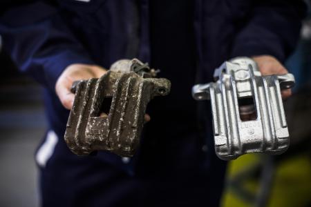 Ein Unterschied wie Tag und Nacht: Ein Bremssattel vor und nach der Wiederaufarbeitung durch BORG Automotive.