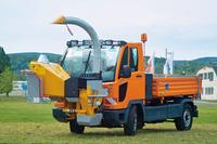 Stammholz bis zu 13 Zentimeter Dicke zerkleinert der Multicar FUMO Carrier mit Häcksler an Ort und Stelle.