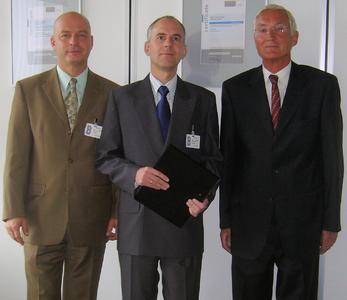 Anlässlich erster gemeinsamer Aktivitäten übergibt Dr. Jürgen Strusch von BTES (Mitte) den Vertrag an die Orbit-Verantwortlichen, Dr. Silvio Stephan (links) und Dr. Rolf Peters (rechts).