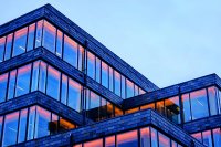 Die Kombination aus Aluminium und Holz oder mit filigranen Tragwerken aus Stahl ermöglicht gestalterische Lösungen in unverwechselbarer Optik (Nutzungsrecht: Schüco International KG / Fotograf: Måns Berg Photography)