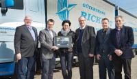 Übergabe der Siegerurkunde durch Timo Röbbel, Leiter Marketing Continental an die Gewinnerin Anne-Constanze Rickert, Geschäftsführerin der Spedition Rickert Gütertrans GmbH, Carsten Rickert, Fuhrparkleiter (links außen) und Hans-Dieter Rickert (rechts außen)