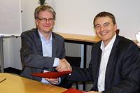 arvato Systems becomes exclusive provider of Biblio3 in Germany, Austria, Switzerland, France and other markets: Olaf Flöthmann, Director Publishing und Print at arvato Systems (left) and Phil Turner, CEO Virtusales (right) after signing the partnership contract