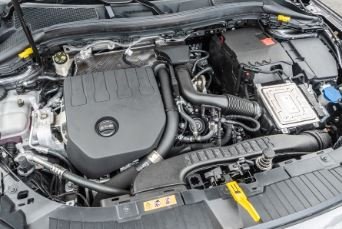 hinweisschilder-kennzeichnungsetiketten im motorraum.jpg