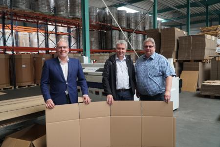 Keine 60 Sekunden dauert die Formatumstellung bei der Kolbus AutoBox Maschine. CGoods kann so den Bedarf an individuellen Kartonagen schnell und flexibel bedienen. Im Bild Andreas Hülsmann (Verkaufsleiter, Kolbus), Markus Hemmen und Rainer Schwarberg (v.l.)