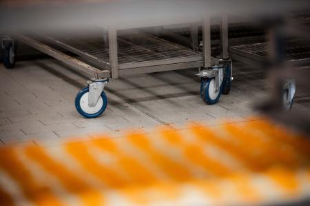 Bäckereien setzen vermehrt auf die Rollen und Fördertechnik aus dem Hause TORWEGGE, die besonders hitzebeständig und hygienisch sind. (Foto: TORWEGGE)