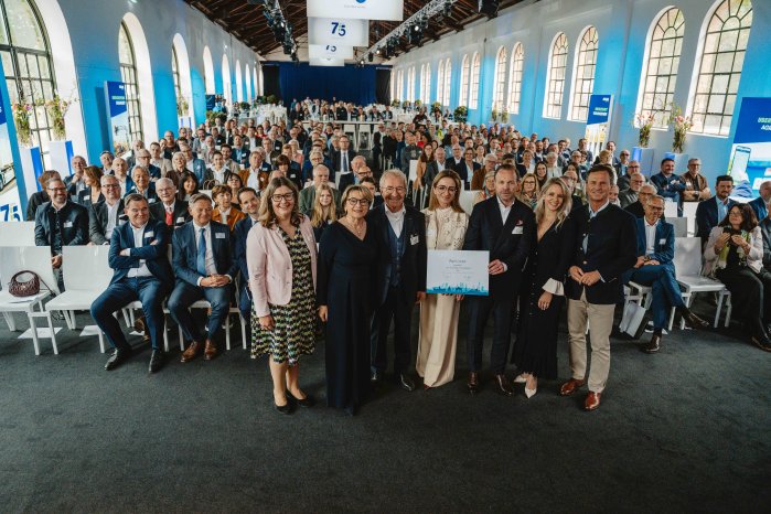 Bild 4_Gruppenbild Ehrenuhrkunde_75 Jahre BÜCHL.jpg