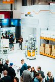 STILL zeigte bei der diesjährigen LogiMAT innovative Flurförderzeuge in praxisnahen Automatisierungsprozessen. / Foto: STILL GmbH