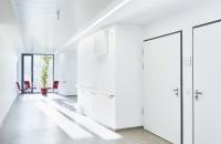 Antibakterielle und antivirale Oberflächen, dort wo’s nötig ist: Zum Beispiel in einem Krankenhausflur / Foto: Shutterstock