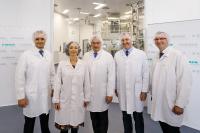 Marc Riemenschneider, Werksleiter B. Braun Pharma Berlin, Ramona Pop, Senatorin für Wirtschaft, Energie und Betriebe und stellvertretende Bürgermeisterin, B. Braun-Vorstandsmitglied Dr. Meinrad Lugan, Dr. Michael Pietsch, Vice President Operations Europe und Leiter des Center of Excellence Pharmaceuticals bei B. Braun und Stefan Rohde, Personalleiter Standorte Berlin. Foto: B. Braun Melsungen AG