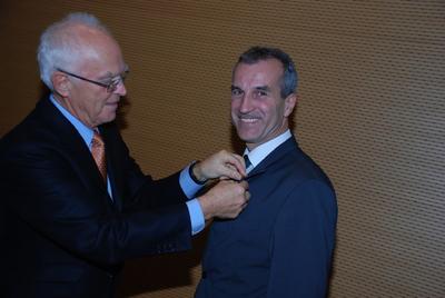 IHK-Präsident Thomas Philippiak zeichnete Albrecht Reimold mit der IHK-Ehrennadel aus