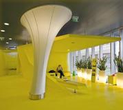 Ein kräftiger Farbton hebt diesen Empfangsbereich von anderen Funktionsbereichen der Arztpraxis ab (Foto:Caparol Farben Lacke Bautenschutz)