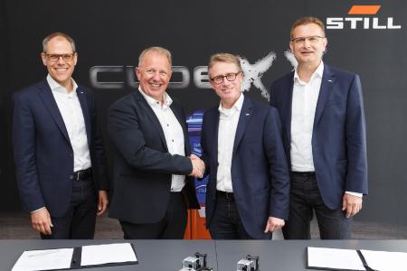 V.l.n.r.: Dr. Henry Puhl, Vorsitzender der STILL Geschäftsführung, Roar Andersen, Geschäftsführer von Andersen Truck, Frank Müller, Vice President Sales CEE & Dealer Business der STILL GmbH, Thomas A. Fischer, Geschäftsführer Vertrieb, Marketing und Service (CSO) der STILL GmbH