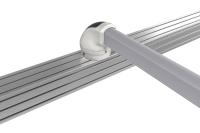 Spezielle Bohrlochadapter, die der Geometrie des jeweiligen Gelenks formschön angepasst sind, ermöglichen eine Montage von Tragarmsystemen ohne überstehende Flanschfüße / Bild: Rolec Gehäuse-Systeme GmbH