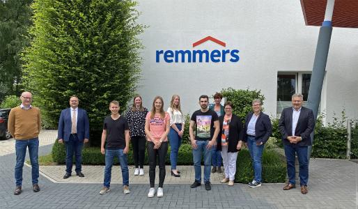 Gemeinsamer Abschluss – die frisch gebackenen Chemielaborantinnen und Chemielaboranten von Remmers und Vet Pharma / Bildquelle: Remmers, Löningen