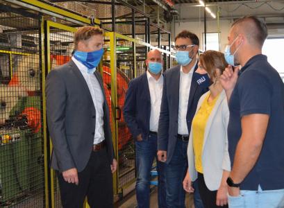 Die Bayerische Staatsministerin für Digitales, Judith Gerlach, während der Betriebsbesichtigung bei den Bayerischen Kabelwerken in Roth am 5. Oktober 2020.