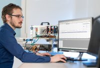 Im akkreditierten BACnet®-Testlabor von TÜV SÜD überprüfen die Expertinnen und Experten die Konformität von Produkten mit dem BACnet®-Standard.