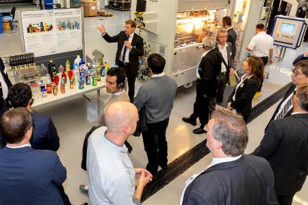 The latest in bottling systems for PET containers have met with considerable interest among industry experts and representatives of the beverage industry alike. Focus was on the subjects of cost savings, sustainability and recycling