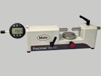 Das Precimar SM 60-V verfügt über einen großen und stufenlos höhenverstellbaren Tisch mit 60 mm breiter Auflage. (Foto: Mahr GmbH)