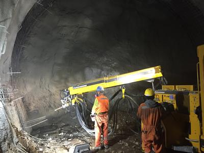 SPM 4210 Wetkret working in the Santiago metro line extension