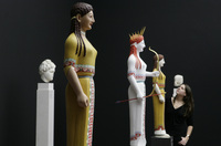 Vor schwarz gestrichenen Wänden kommen die 