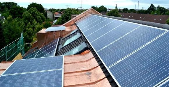 Solaranlage von Bayerns erstem Altbau-Energieüberschusshaus geht ans Netz
