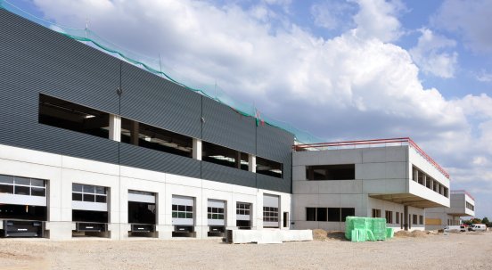 Frontansicht Logistikcenter im Bau 20140911.JPG