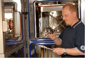 Im Kompetenzzentrum Umweltsimulation führt TÜV SÜD Product Service unter anderem HALT-Lebensdauerprüfungen und HASS-Belastungstests durch.