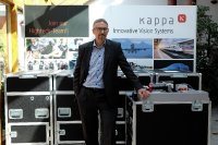 Sebastian Vreemann, CSO bei Kappa optronics, mit den Versandkisten für das RIB 4D Rohrinspektionssystem.