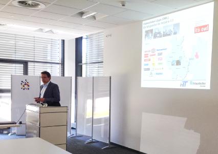 Prof. Jasperneite erläutert den Teilnehmern die Aktivitäten rund um Industrie 4.0 in Lemgo (Foto: © Fraunhofer IOSB)