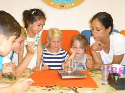 Kindergartenkinder der "Villa Kunterbunt" in Augsburg lernten spielerisch den Unterschied zwischen verschiedenen Materialien kennen – Dr.-Ing. Imam Taha vom Carbon Composites e.V. half ihnen dabei