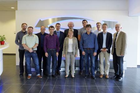Teilnehmer der Auftaktveranstaltung bei YADOS in Hoyerswerda. Tilo Hesselbarth, Projektleiter YADOS (2.v.l.); Markus Telian, Leiter Forschung und Entwicklung Hoval Gruppe (3.v.l); Dr. Carsten Magaß (5.v.l.); Prof. Dr.-Ing. Frank Fitzek (6.v.l); Dipl.-Ing. Karl Eugen Wolffgang, Promotion im Projekt TEK-EKG (3.v.r); PD Dr.-Ing. habil. Joachim Seifert (2.v.r), Prof. Dr.-Ing. Peter Schegner (1.v.r)