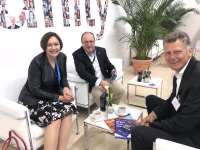 Im Rahmen der Messe transport logistic vereinbarten Andrea Walbert, Geschäftsführerin PMI Production Management Institute GmbH, München sowie Prof. Dr.-Ing. Thomas Wimmer und Uwe Peters, Geschäftsführung Bundesvereinigung Logistik (BVL) e.V. eine enge Zusammenarbeit beider Gesellschaften im Weiterbildungsbereich, Foto: BVL