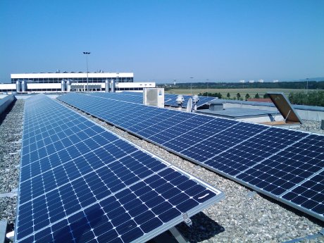 Solaranlage auf Dach in Freiburg im Industriegebiet Nord-Bildquelle badenova.jpg