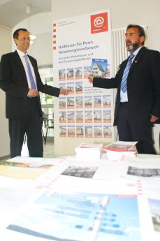 26a_Biedenkopfs Bürgermeister Joachim Thiemig und Klaus Fey (HESA) während der Ausstellungs.JPG